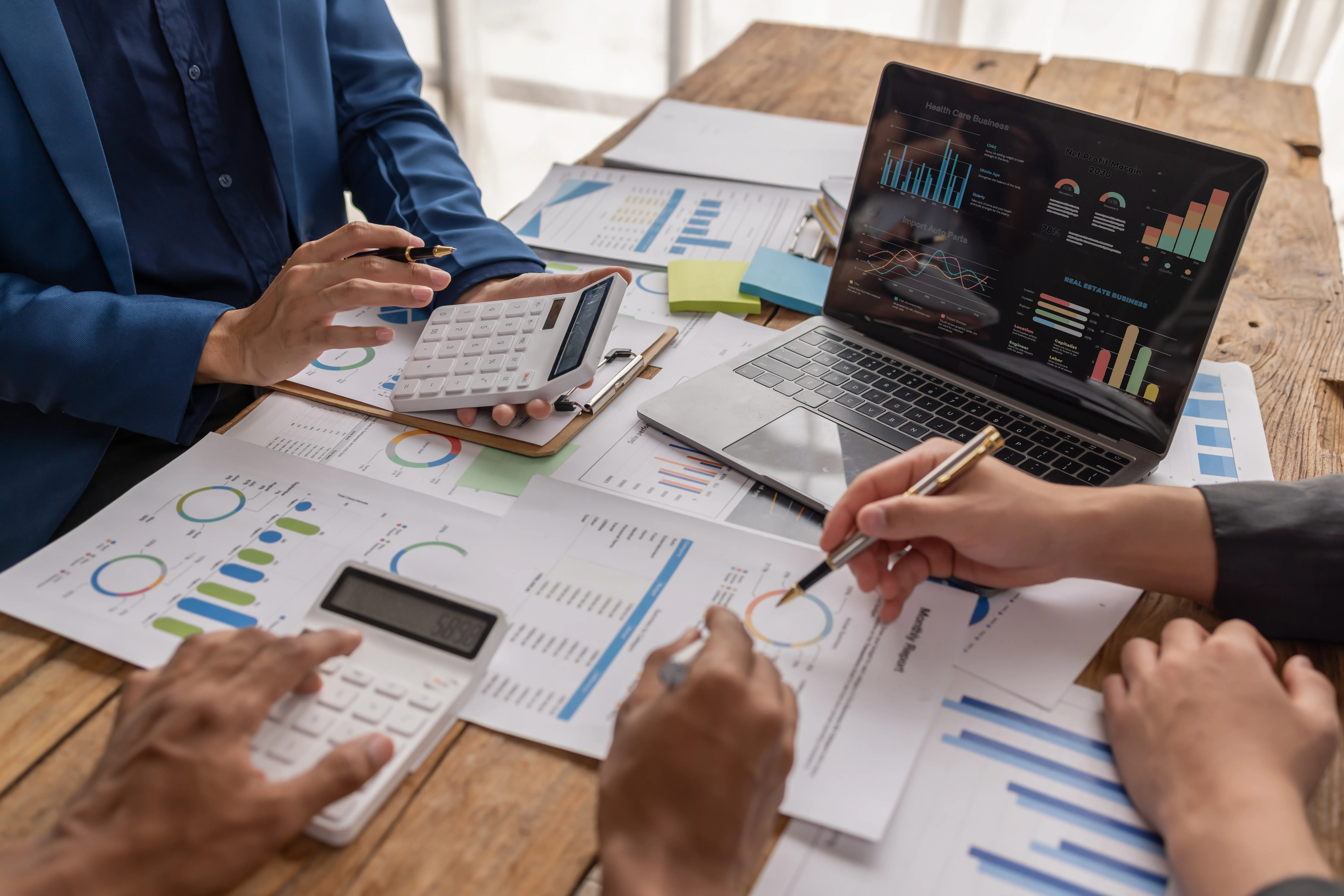 Equipo de trabajo analizando software administrativo para entender qu� es ERP y c�mo mejorar la gesti�n empresarial con herramientas eficientes.