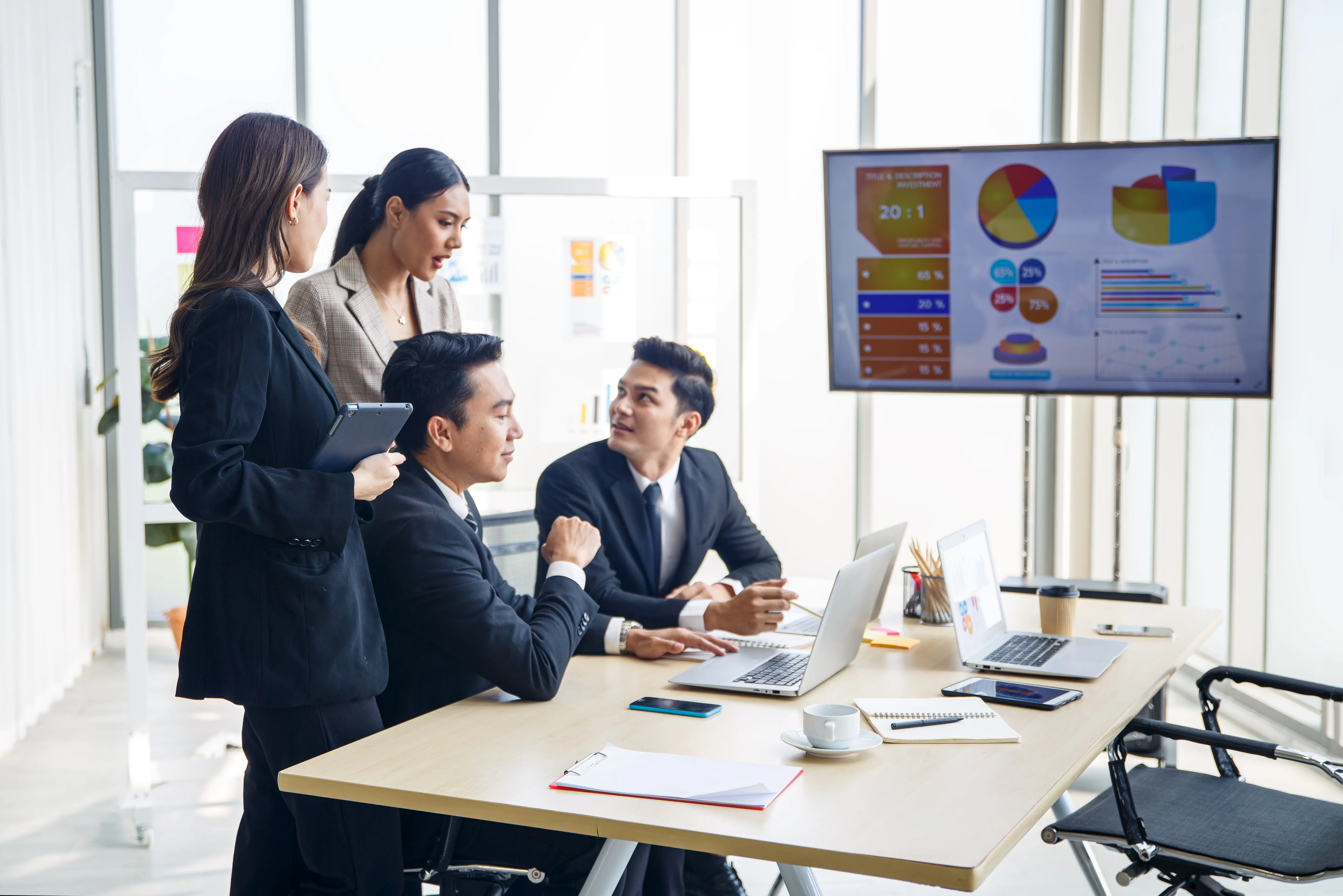 Imagen de oficina mostrando software digital, explicando qu� es un sistema operativo empresarial para mejorar los procesos administrativos.