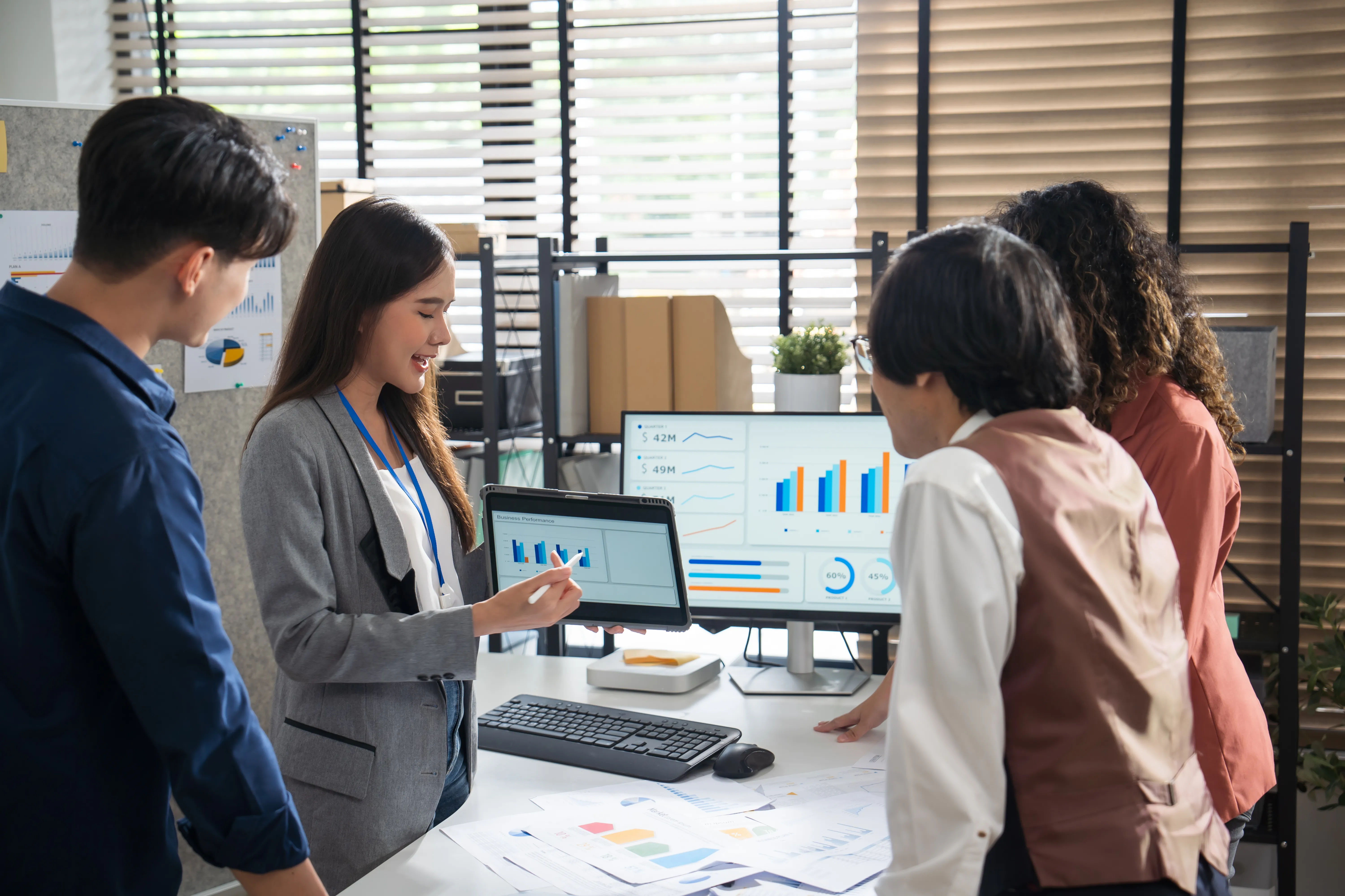 Reuni�n de trabajo donde directivos discuten c�mo elegir un ERP para integrar procesos, mejorar la productividad y tomar decisiones estrat�gicas.
