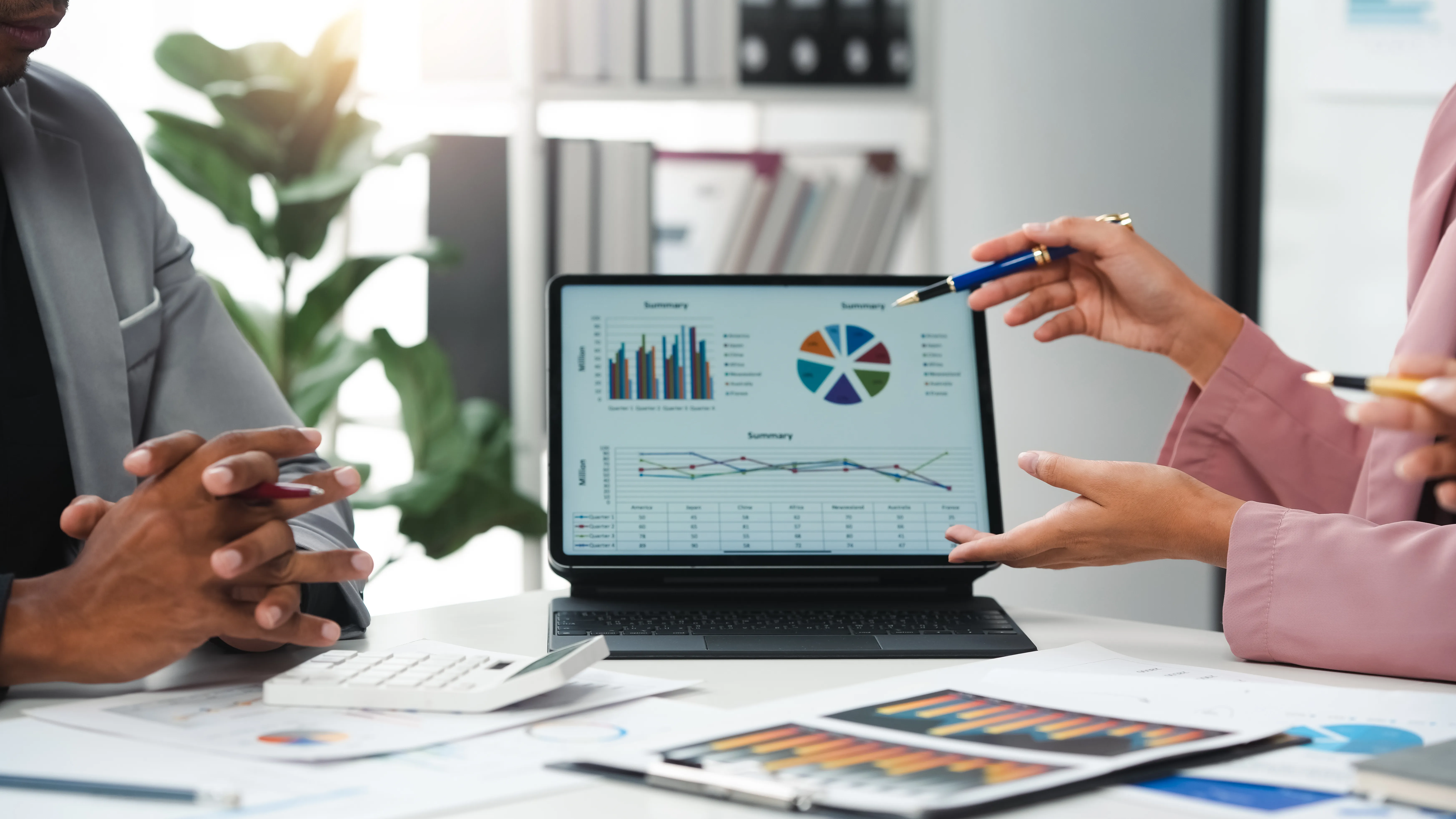 Empresarios revisando informaci�n en pantalla reflejando las tendencias ERP que impulsan la automatizaci�n, control y mejor toma de decisiones.
