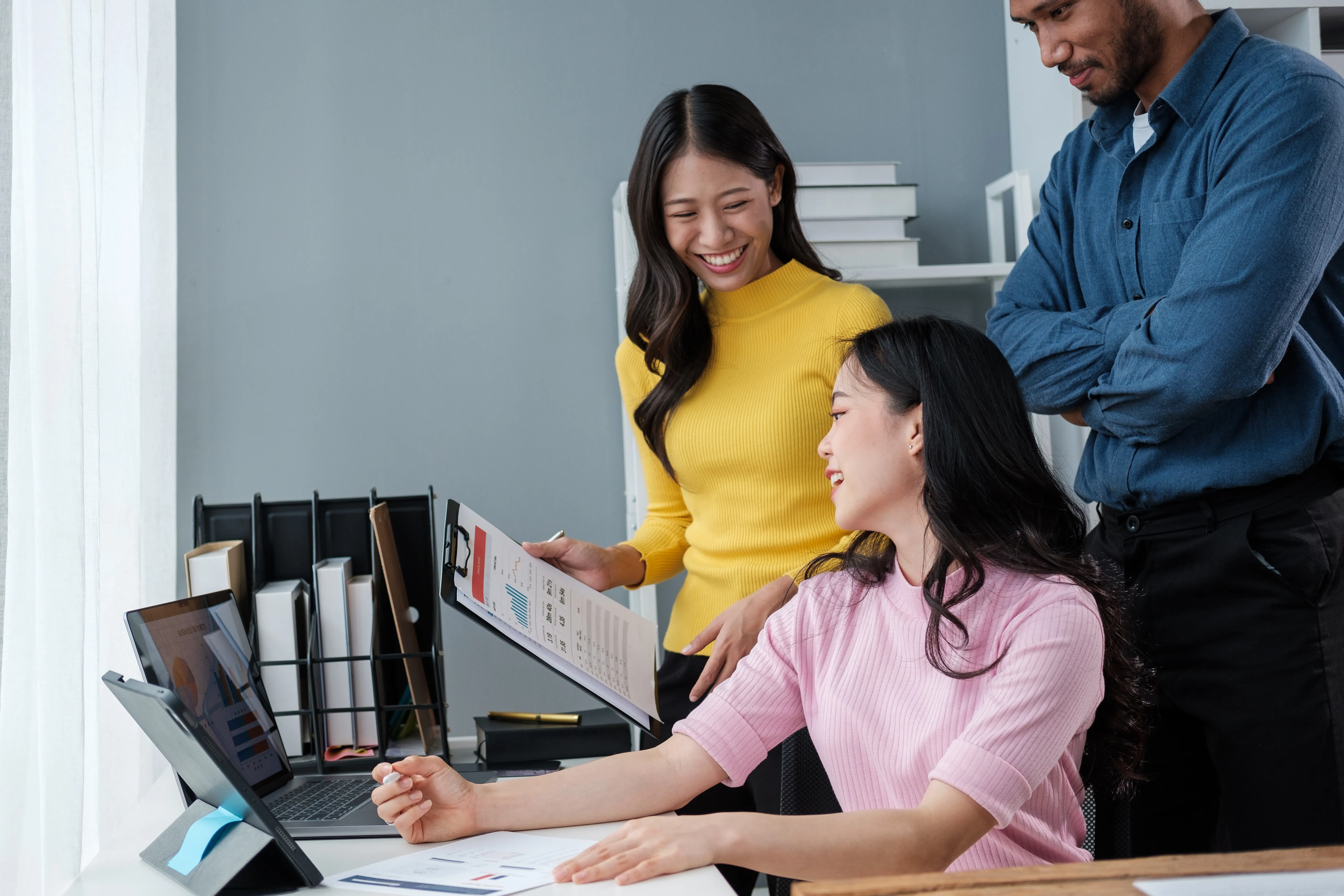 Equipo de trabajo analizando datos en oficina, aplicando control administrativo para mejorar procesos internos y reducir errores en operaci�n.